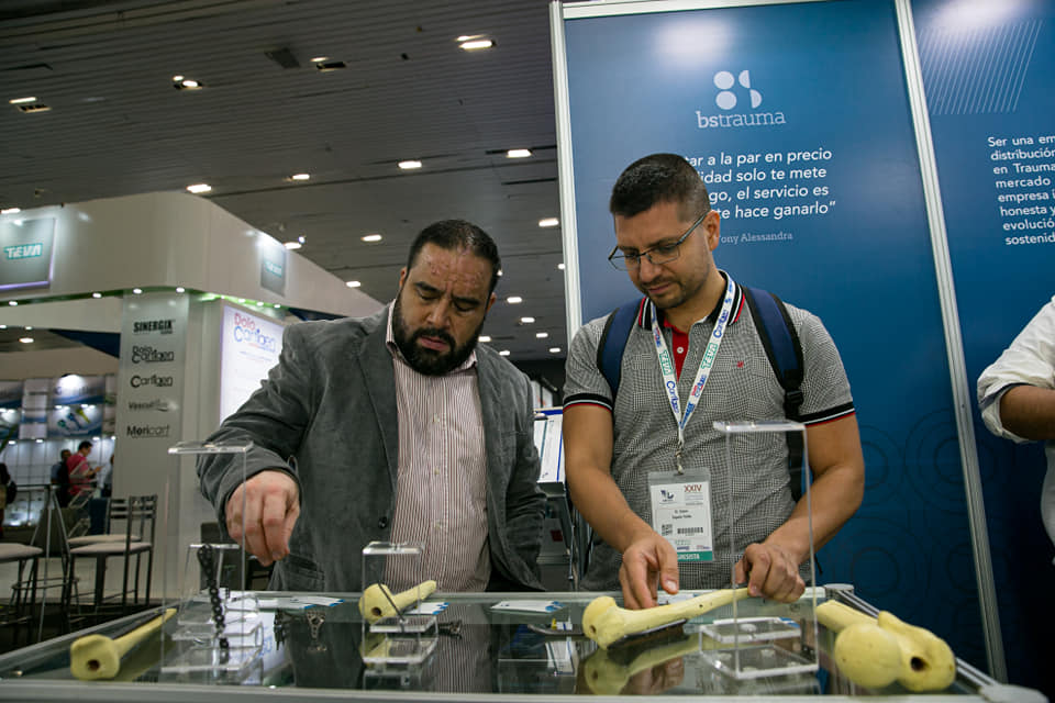 Cirujanos evaluando implantes BS Trauma